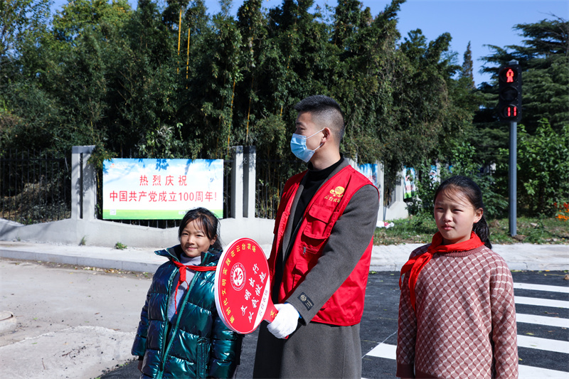 紅綠燈十字路口開展文明交通執(zhí)勤志愿服務(wù)活動 (19).jpg