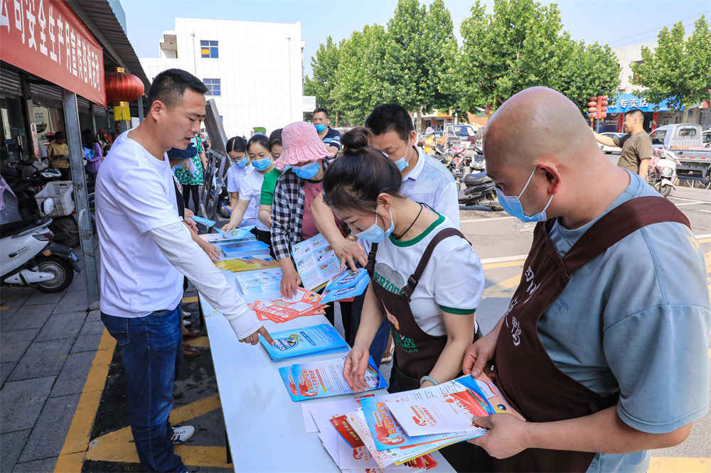 20220616 云臺開展“安全生產(chǎn)月”宣傳咨詢活動 (1).jpg