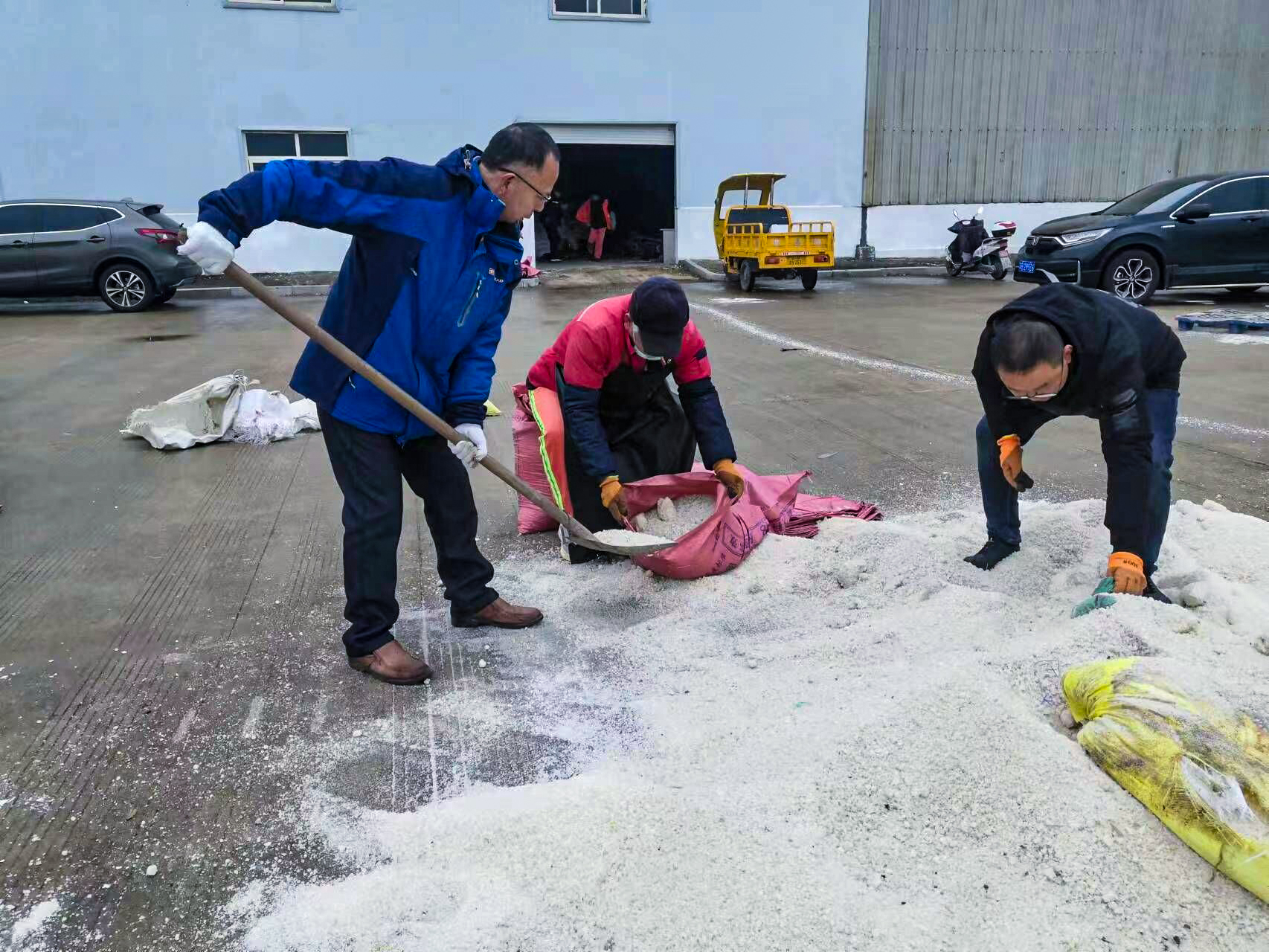 20231215 云臺華泰物業(yè)多措并舉應(yīng)對極寒天氣 保障居民出行生活安全 (1).jpg