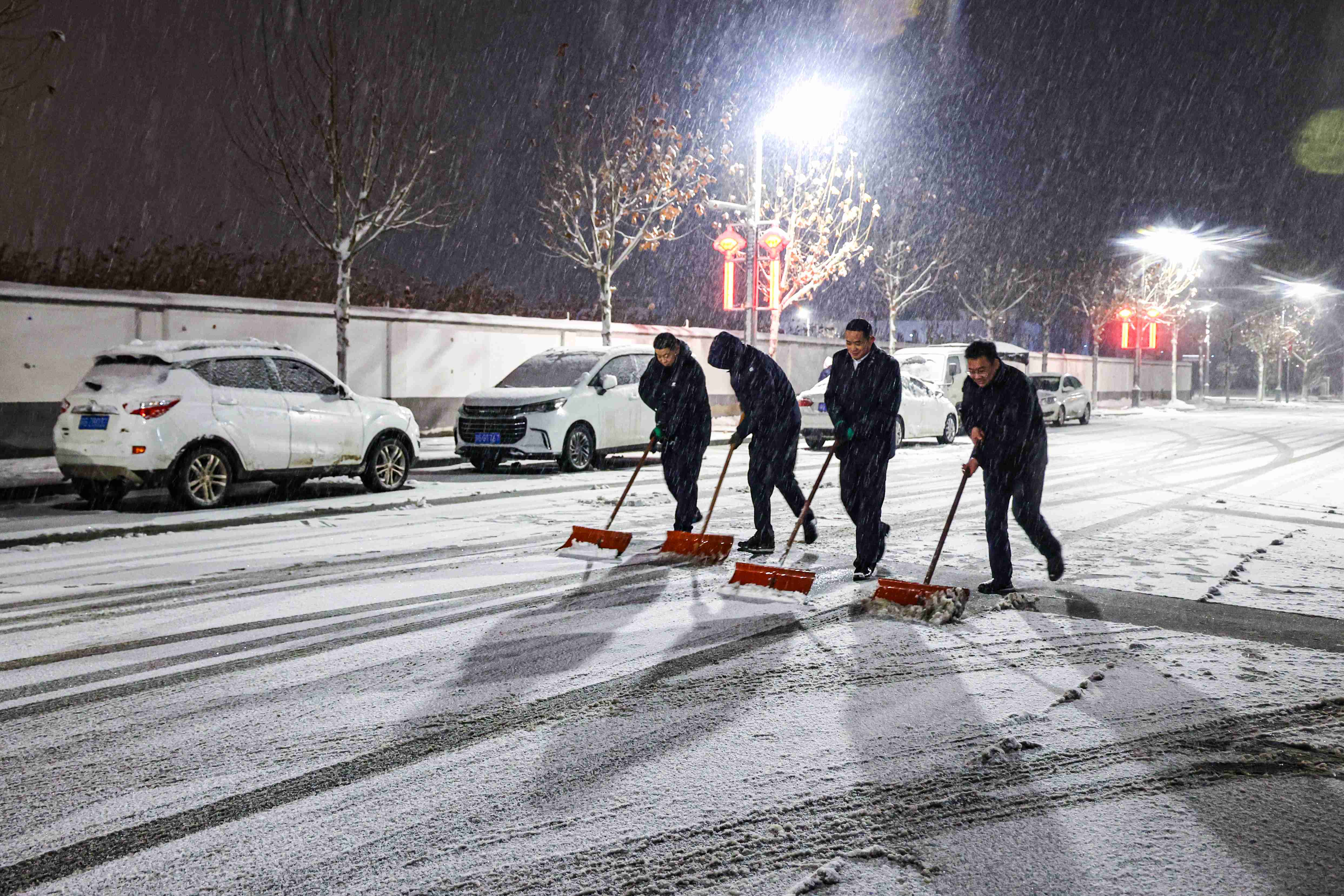 20240204 擔(dān)當(dāng)作為，迎雪而上！云臺(tái)掀起清雪“大作戰(zhàn)”(1).jpg