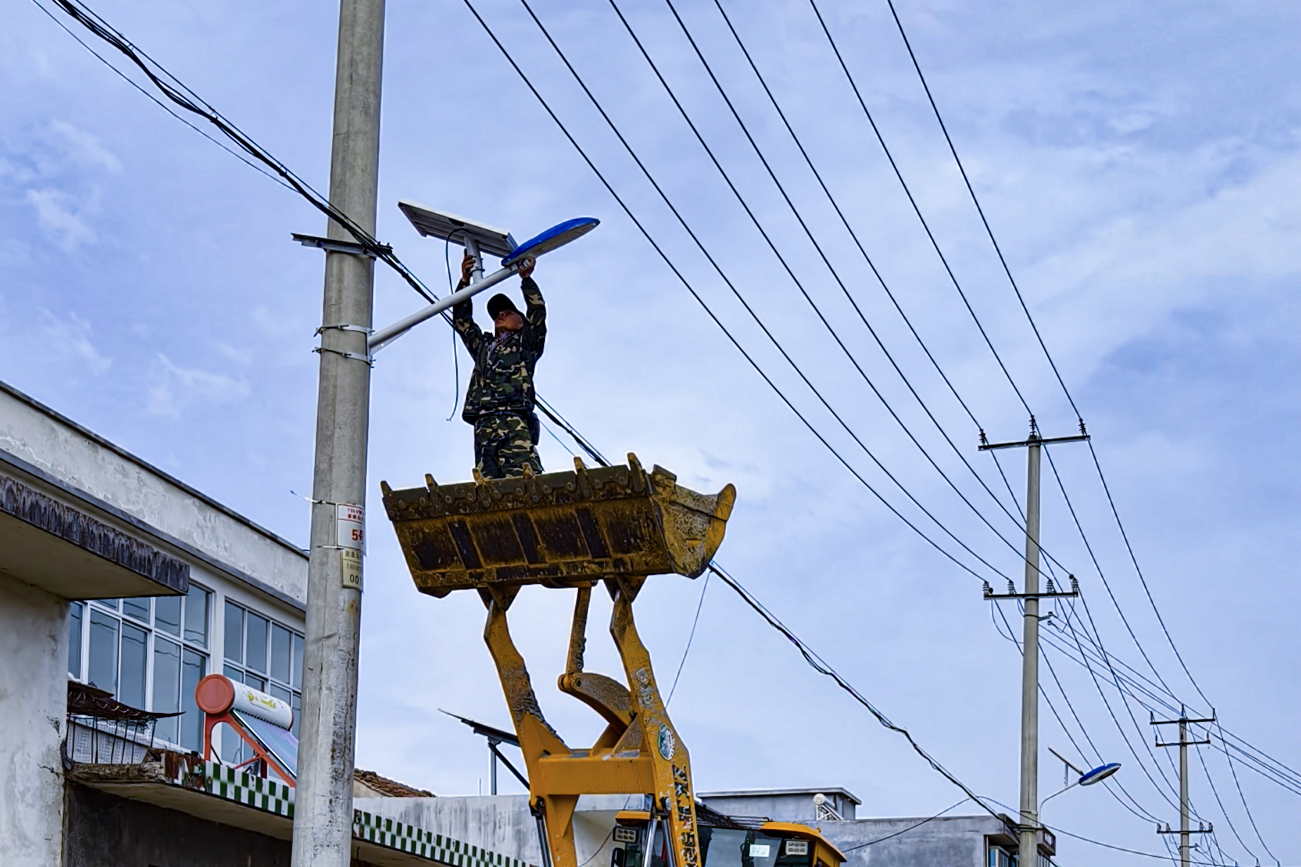 20240425 云臺：結(jié)對幫扶裝路燈 照亮村民回家路.jpg